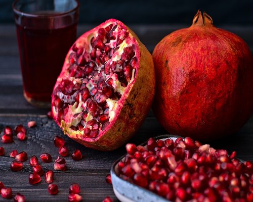Fresh pomegranate seeds and juice